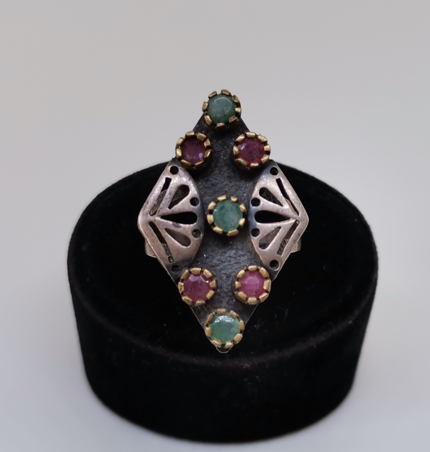 ÜZERİ ZÜMRÜT VE YAKUT TAŞLARLA SÜSLÜ GÜMÜŞ YÜZÜK