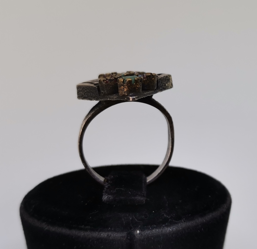 ÜZERİ ZÜMRÜT VE YAKUT TAŞLARLA SÜSLÜ GÜMÜŞ YÜZÜK