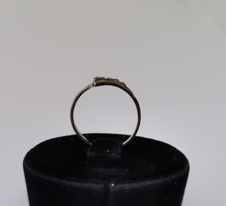 ZİHGİR FORMUNDA YAPILMIŞ MARGAZİT TAŞLI GÜMÜŞ YÜZÜK