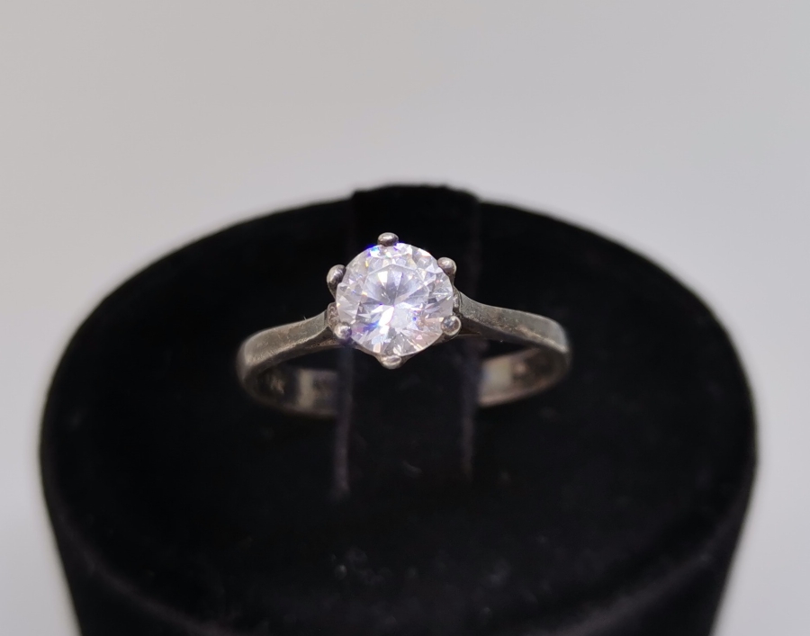 SAVAROSKİ TAŞLI TEKTAŞ MODEL GÜMÜŞ YÜZÜK