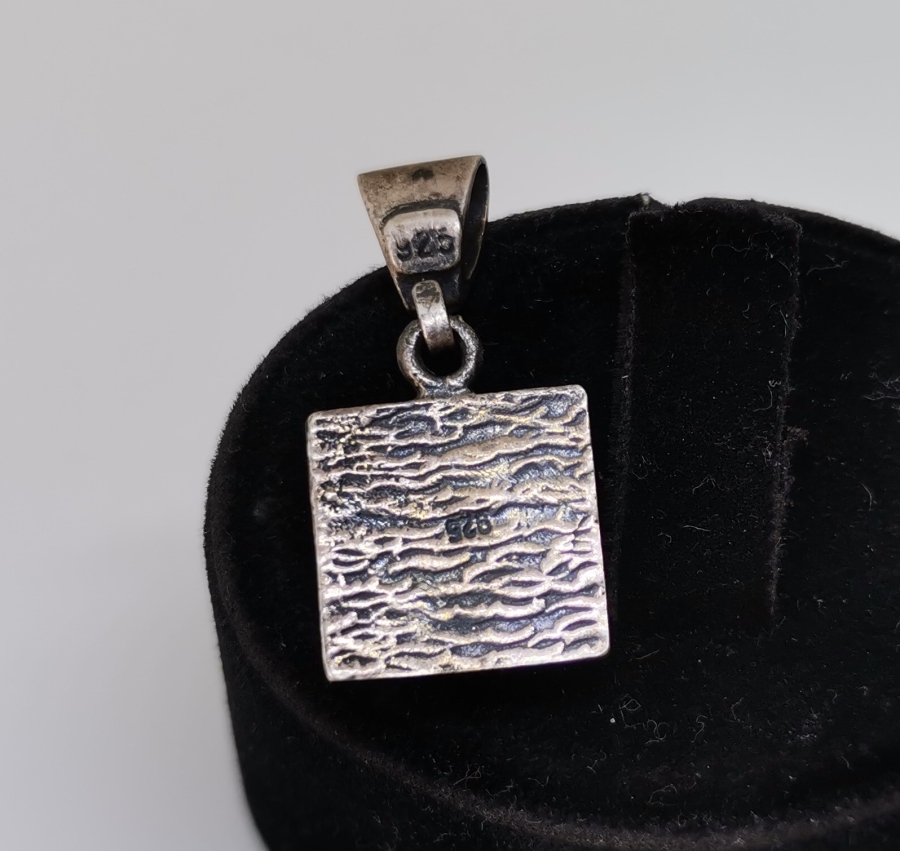 MİTOLOJİK DİZAYNLI AKİK TAŞLI GÜMÜŞ KOLYE UCU