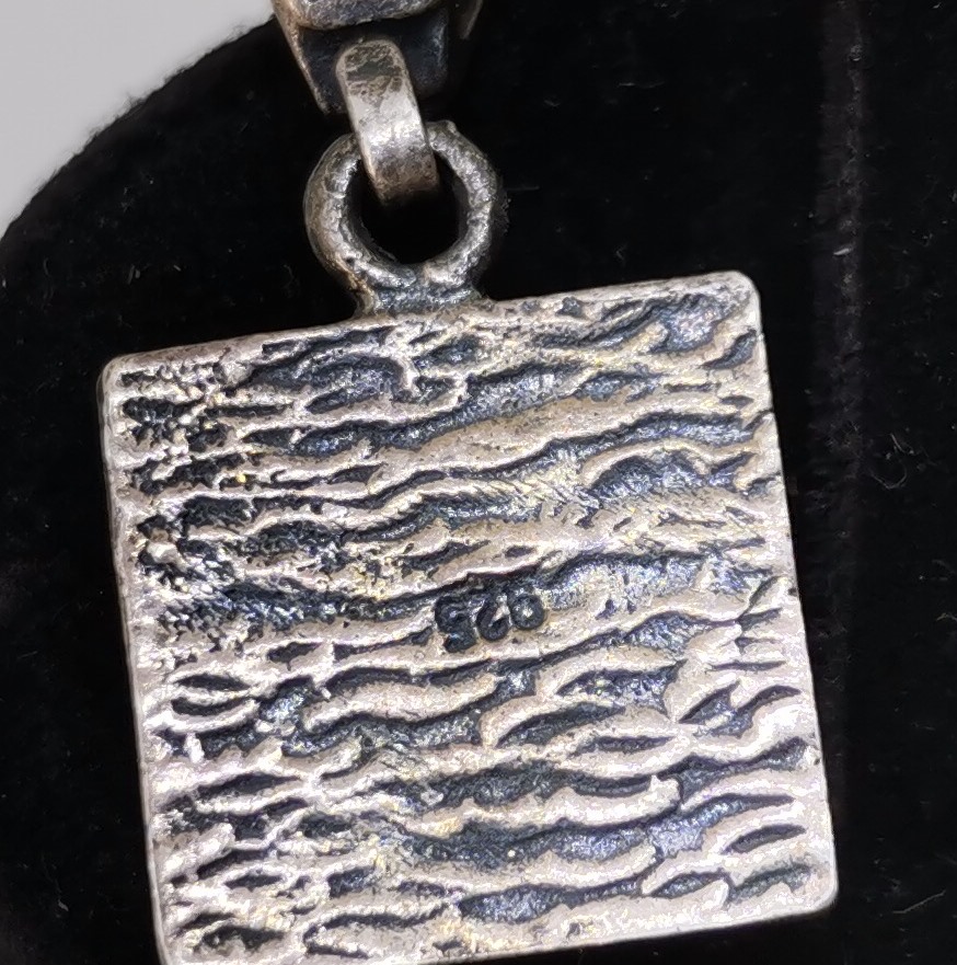 MİTOLOJİK DİZAYNLI AKİK TAŞLI GÜMÜŞ KOLYE UCU