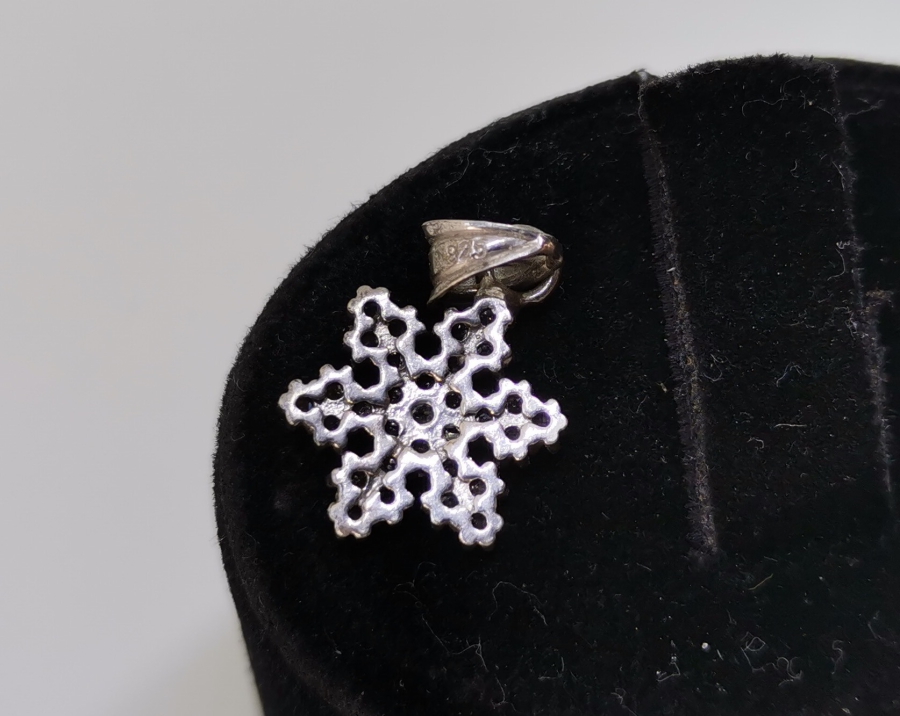 KAR TANESİ FORMUNDA YAPILMIŞ GÜMÜŞ KOLYE UCU