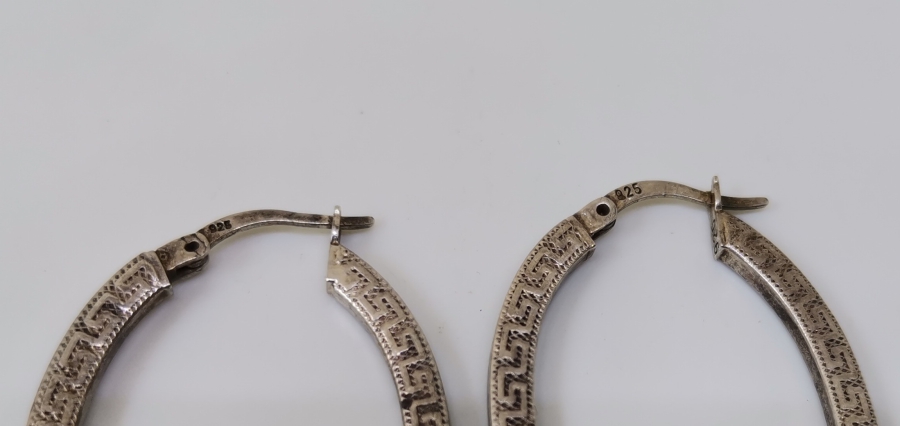 ÜZERİNDE MİTOLOJİK DESENLER BULUNAN GÜMÜŞ KÜPE