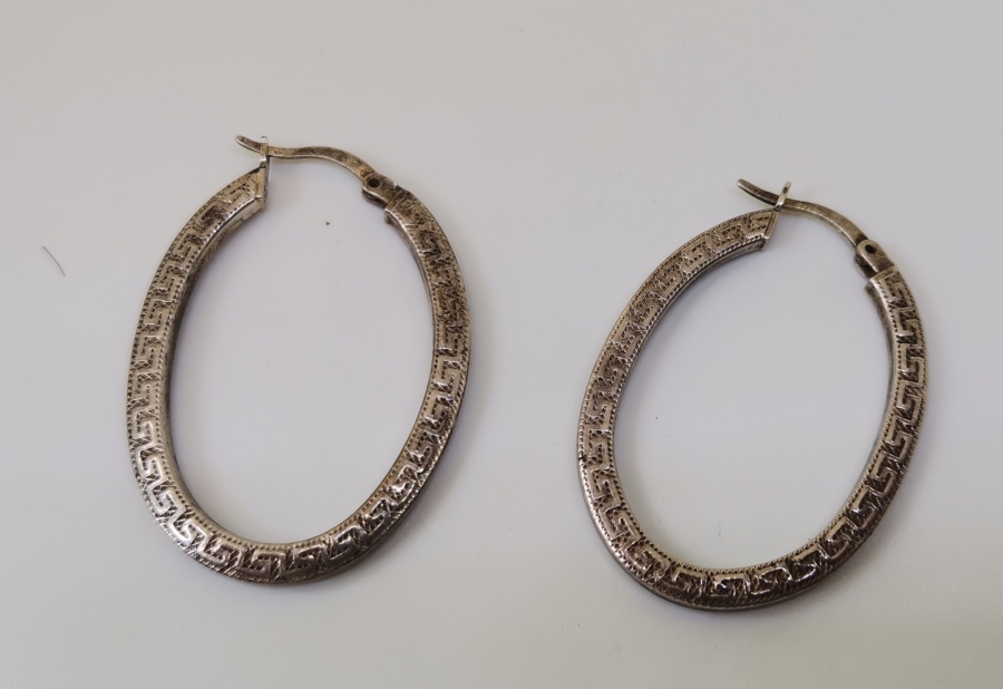 ÜZERİNDE MİTOLOJİK DESENLER BULUNAN GÜMÜŞ KÜPE