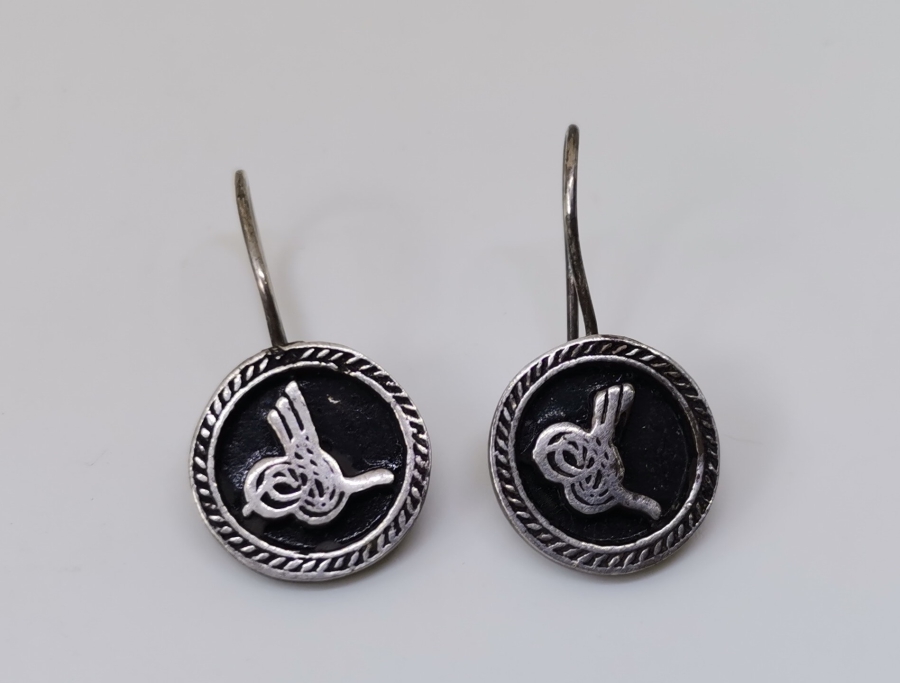 ÜZERİ TUĞRALI GÜMÜŞ KÜPE