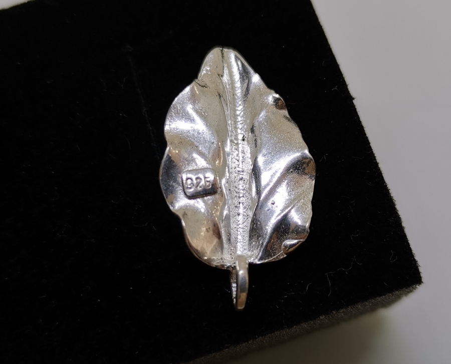 YAPRAK FORMUNDA YAPILMIŞ GÜMÜŞ KOLYE UCU