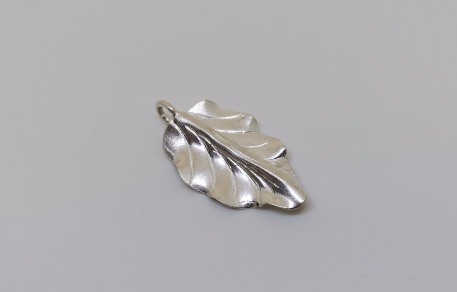 YAPRAK FORMUNDA YAPILMIŞ GÜMÜŞ KOLYE UCU