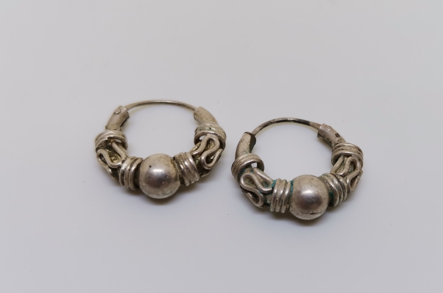 ÜZERİ KABARTMA İŞÇİLİKLİ EL YAPIMI GÜMÜŞ KÜPE