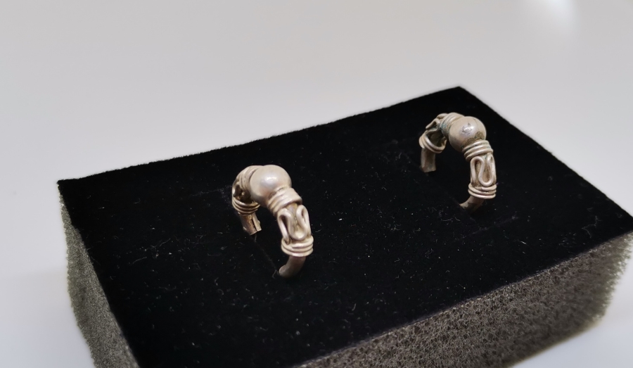 ÜZERİ KABARTMA İŞÇİLİKLİ EL YAPIMI GÜMÜŞ KÜPE