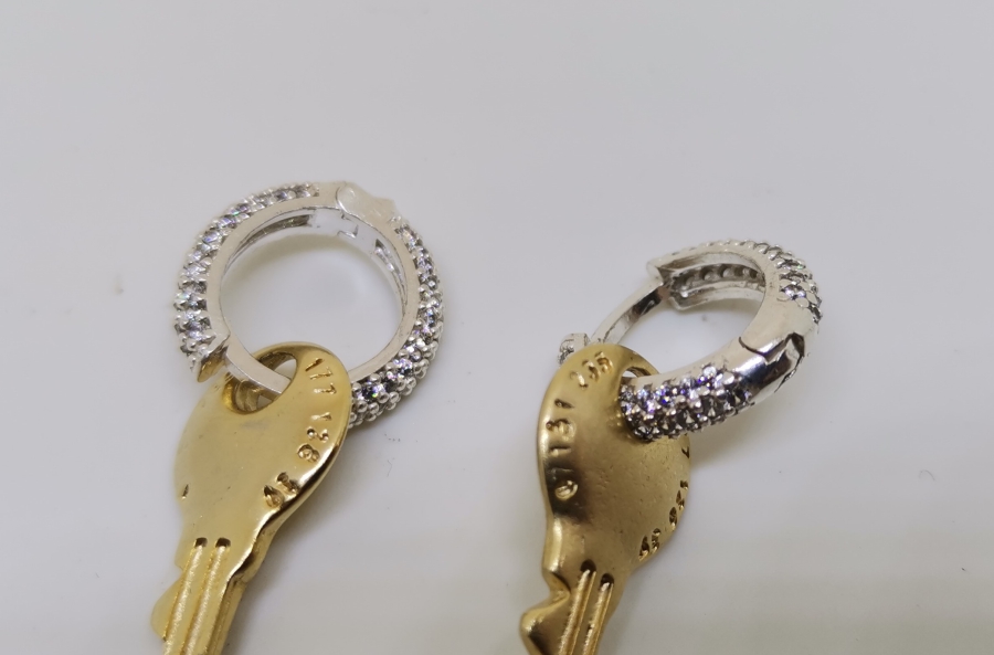 ANAHTAR FORMUNDA YAPILMIŞ GÜMÜŞ ÜZERİ ALTIN KAPLAMA KÜPE