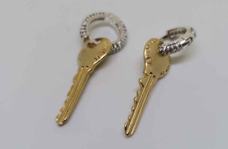 ANAHTAR FORMUNDA YAPILMIŞ GÜMÜŞ ÜZERİ ALTIN KAPLAMA KÜPE