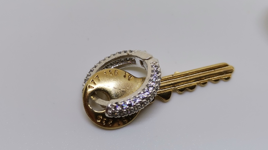 ANAHTAR FORMUNDA YAPILMIŞ GÜMÜŞ ÜZERİ ALTIN KAPLAMA KÜPE