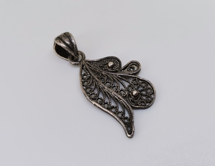 YAPRAK FORMUNDA YAPILMIŞ TELKARİ İŞÇİLİKLİ GÜMÜŞ KOLYE UCU