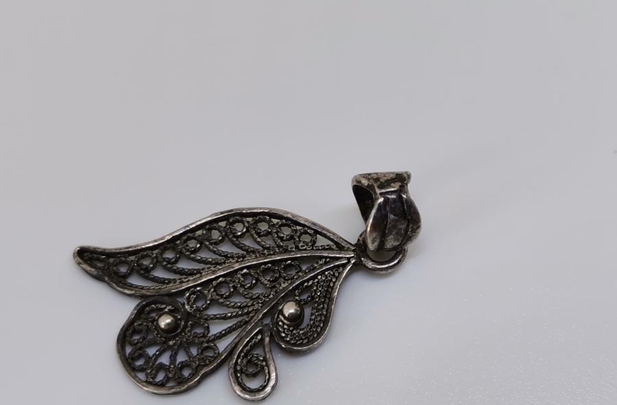 YAPRAK FORMUNDA YAPILMIŞ TELKARİ İŞÇİLİKLİ GÜMÜŞ KOLYE UCU