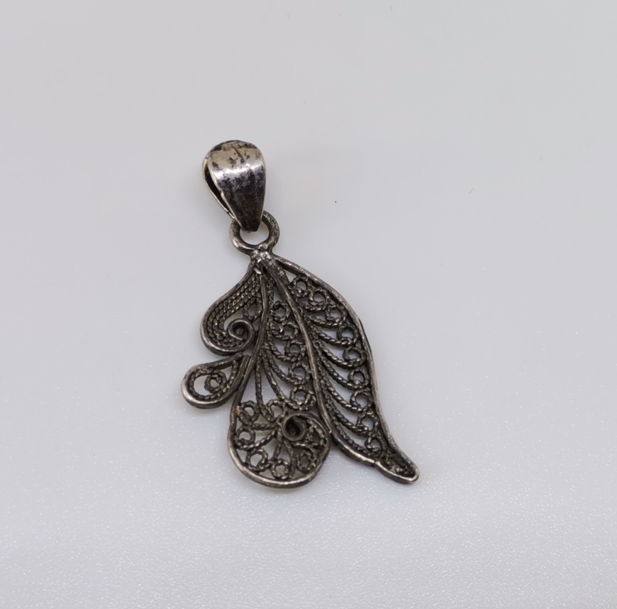 YAPRAK FORMUNDA YAPILMIŞ TELKARİ İŞÇİLİKLİ GÜMÜŞ KOLYE UCU