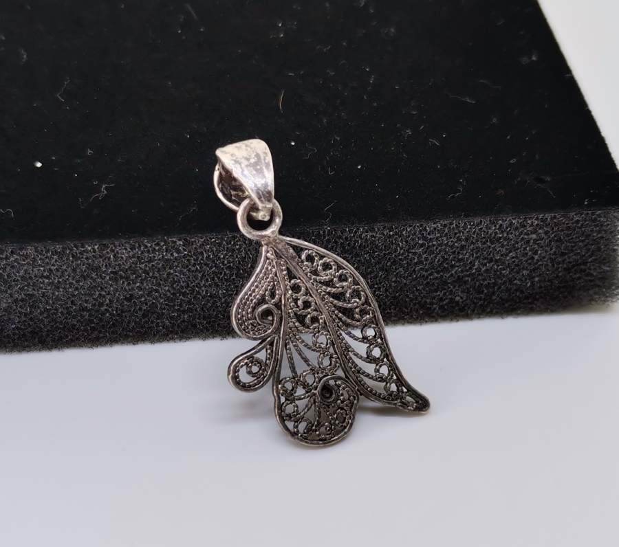 YAPRAK FORMUNDA YAPILMIŞ TELKARİ İŞÇİLİKLİ GÜMÜŞ KOLYE UCU