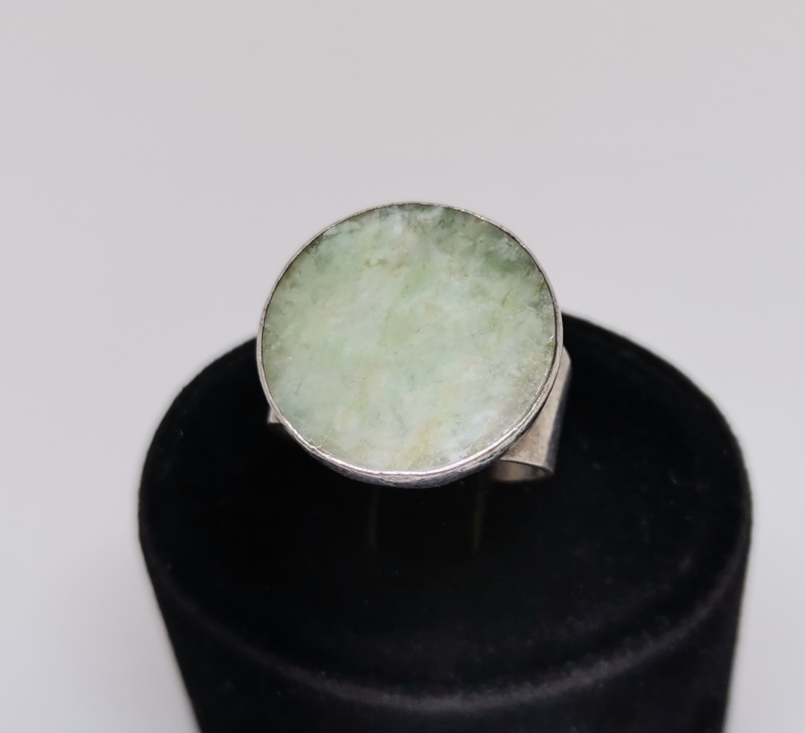 ÜZERİNDE İŞLENMEMİŞ DOĞAL TAŞ BULUNAN ÖZEL YAPIM GÜMÜŞ YÜZÜK