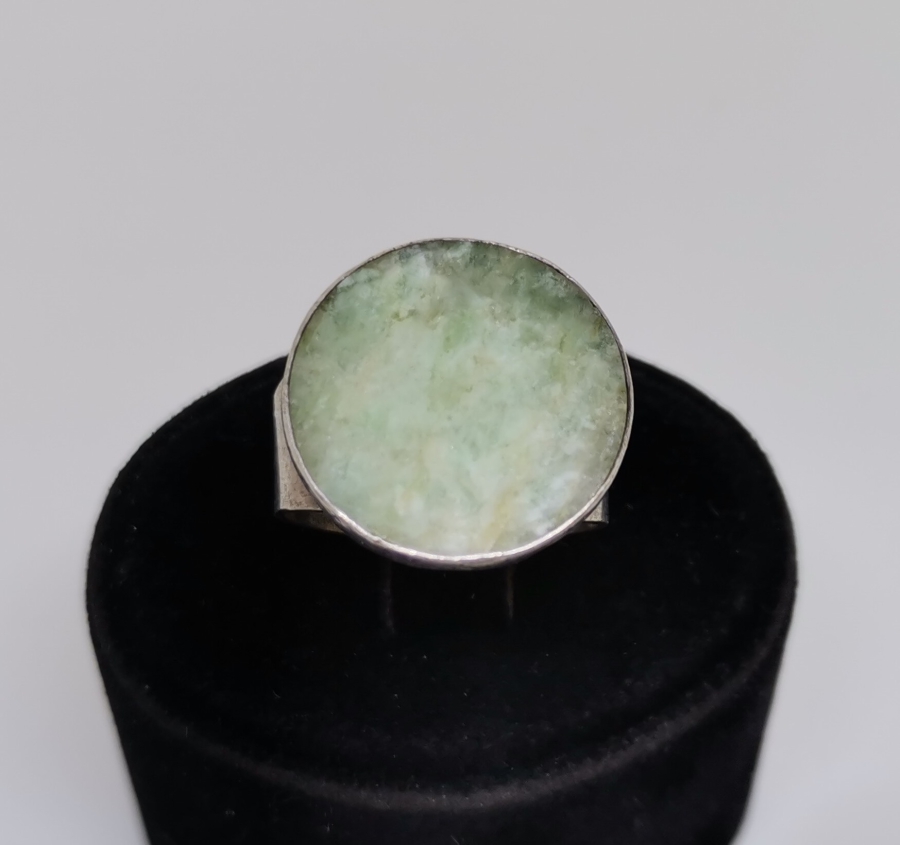 ÜZERİNDE İŞLENMEMİŞ DOĞAL TAŞ BULUNAN ÖZEL YAPIM GÜMÜŞ YÜZÜK