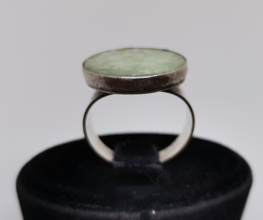 ÜZERİNDE İŞLENMEMİŞ DOĞAL TAŞ BULUNAN ÖZEL YAPIM GÜMÜŞ YÜZÜK