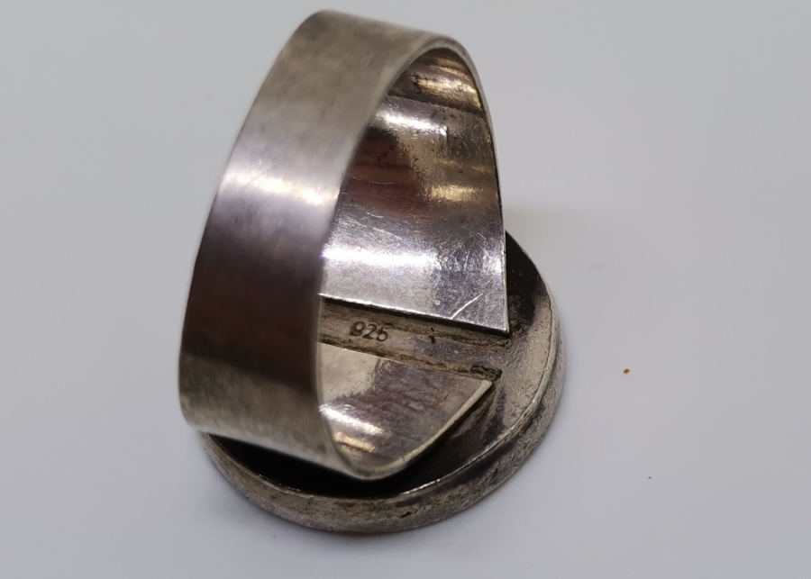 ÜZERİNDE İŞLENMEMİŞ DOĞAL TAŞ BULUNAN ÖZEL YAPIM GÜMÜŞ YÜZÜK