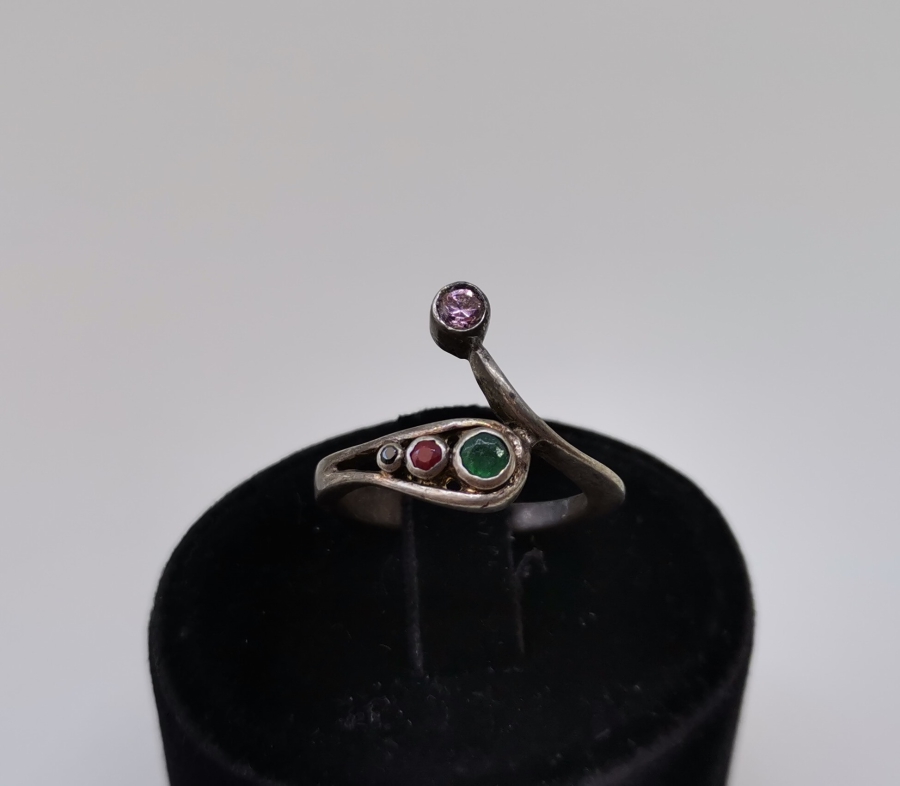 YAKUT, ZÜMRÜT VE MARGAZİT TAŞLARLA SÜSLÜ GÜMÜŞ YÜZÜK