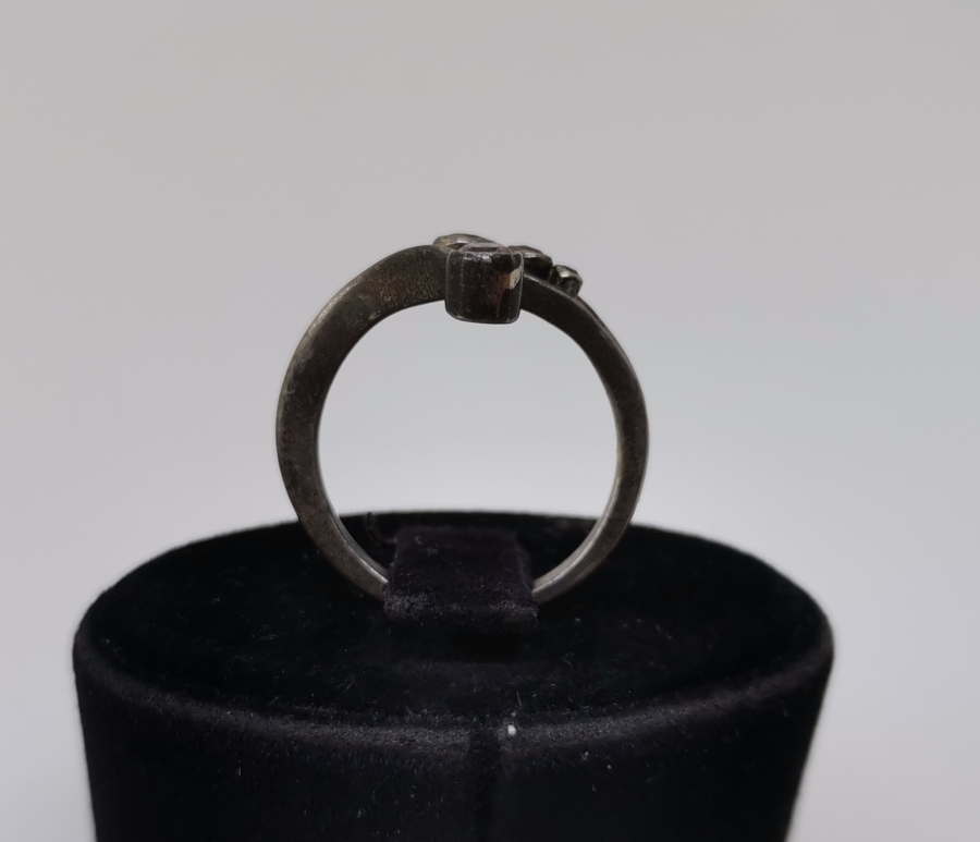 YAKUT, ZÜMRÜT VE MARGAZİT TAŞLARLA SÜSLÜ GÜMÜŞ YÜZÜK