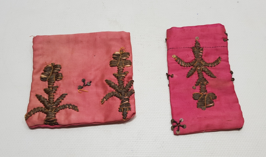 SIRMA İŞÇİLİKLİ EL YAPIMI İKİ ADET OSMANLI KUMAŞLARDAN YAPILMIŞ KESE