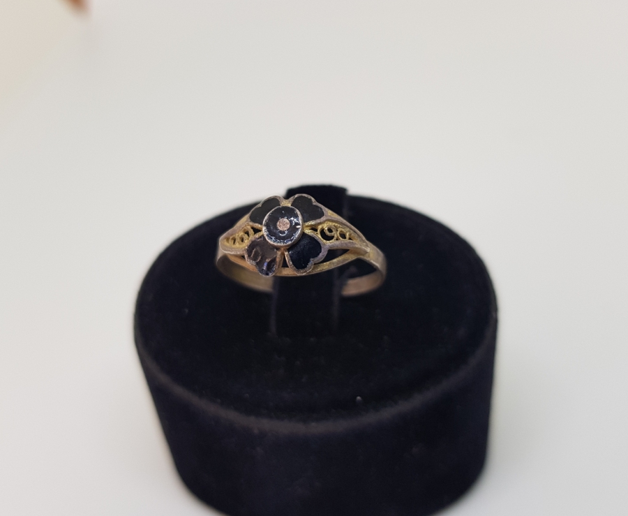 DÖRT YAPRAKLI YONCA FORMUNDA YAPILMIŞ GÜMÜŞ ÜZERİ MİNE İŞÇİLİK ANTİKA YÜZÜK