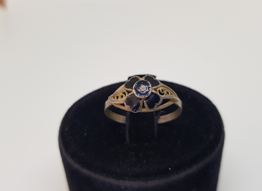 DÖRT YAPRAKLI YONCA FORMUNDA YAPILMIŞ GÜMÜŞ ÜZERİ MİNE İŞÇİLİK ANTİKA YÜZÜK