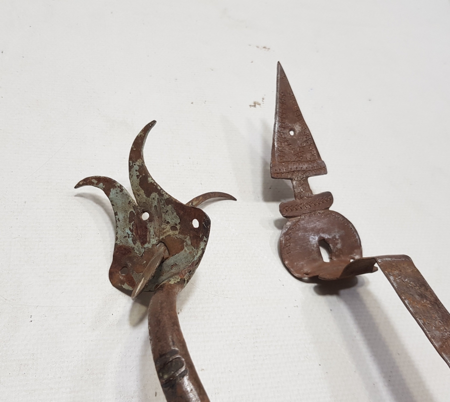 OSMANLI DÖNEMİ İKİ ADET TEKKE KAPI TUTMACI