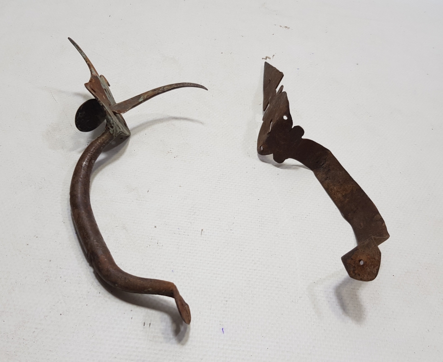 OSMANLI DÖNEMİ İKİ ADET TEKKE KAPI TUTMACI