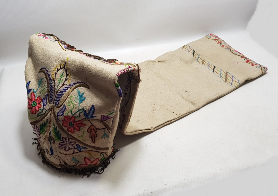 KEÇE ÜZERİ GÜMÜŞ SIRMA VE KÖK BOYA İPLERLE İŞLENMİŞ OSMANLI SON DÖNEM TÖRENLERDE KULLANILAN YENİÇERİ BÖRKÜ