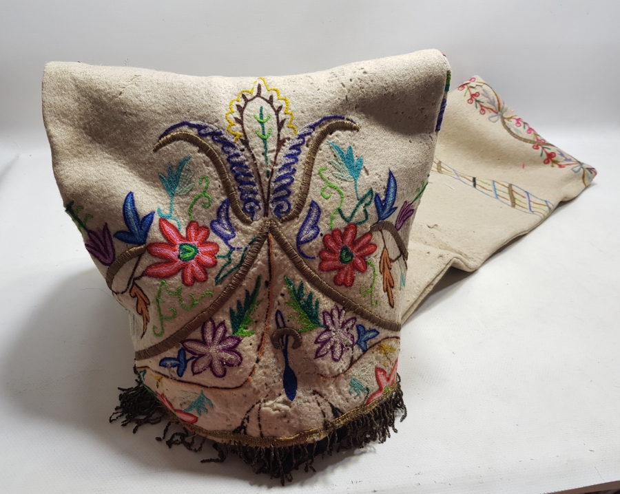 KEÇE ÜZERİ GÜMÜŞ SIRMA VE KÖK BOYA İPLERLE İŞLENMİŞ OSMANLI SON DÖNEM TÖRENLERDE KULLANILAN YENİÇERİ BÖRKÜ