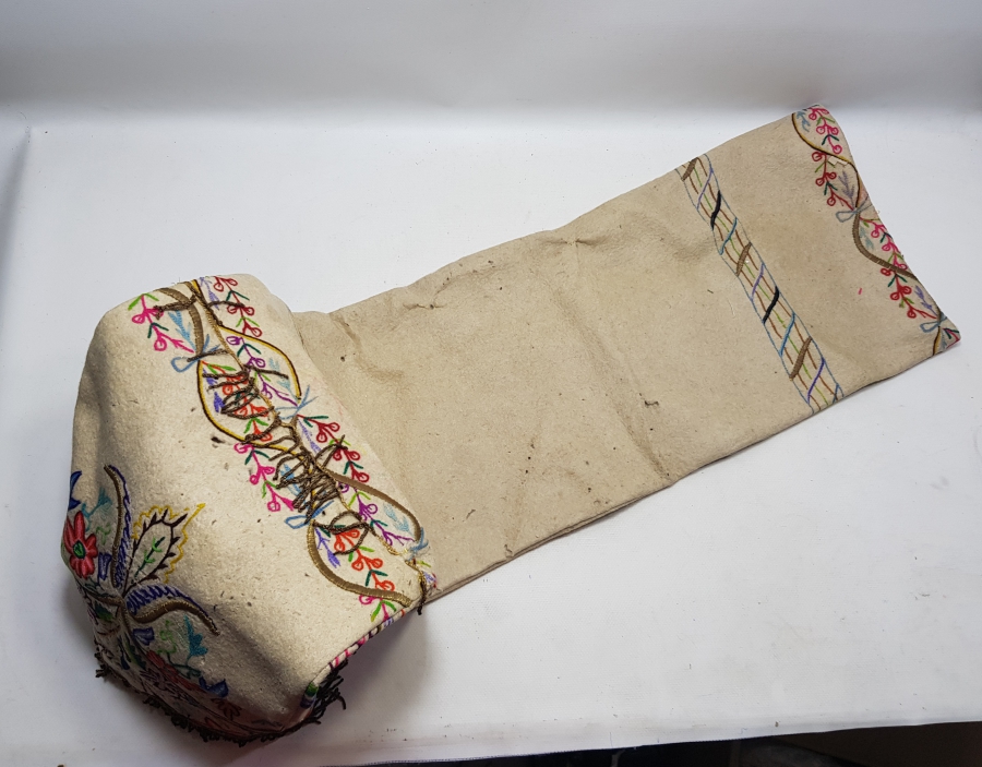 KEÇE ÜZERİ GÜMÜŞ SIRMA VE KÖK BOYA İPLERLE İŞLENMİŞ OSMANLI SON DÖNEM TÖRENLERDE KULLANILAN YENİÇERİ BÖRKÜ