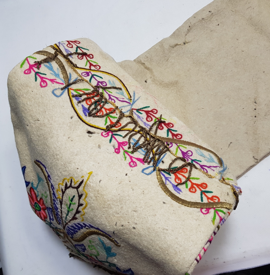 KEÇE ÜZERİ GÜMÜŞ SIRMA VE KÖK BOYA İPLERLE İŞLENMİŞ OSMANLI SON DÖNEM TÖRENLERDE KULLANILAN YENİÇERİ BÖRKÜ