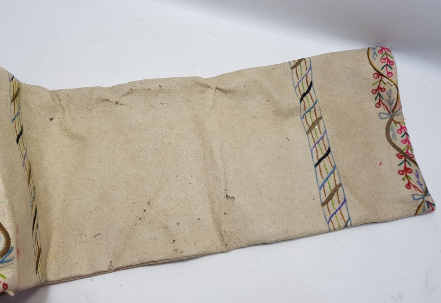 KEÇE ÜZERİ GÜMÜŞ SIRMA VE KÖK BOYA İPLERLE İŞLENMİŞ OSMANLI SON DÖNEM TÖRENLERDE KULLANILAN YENİÇERİ BÖRKÜ