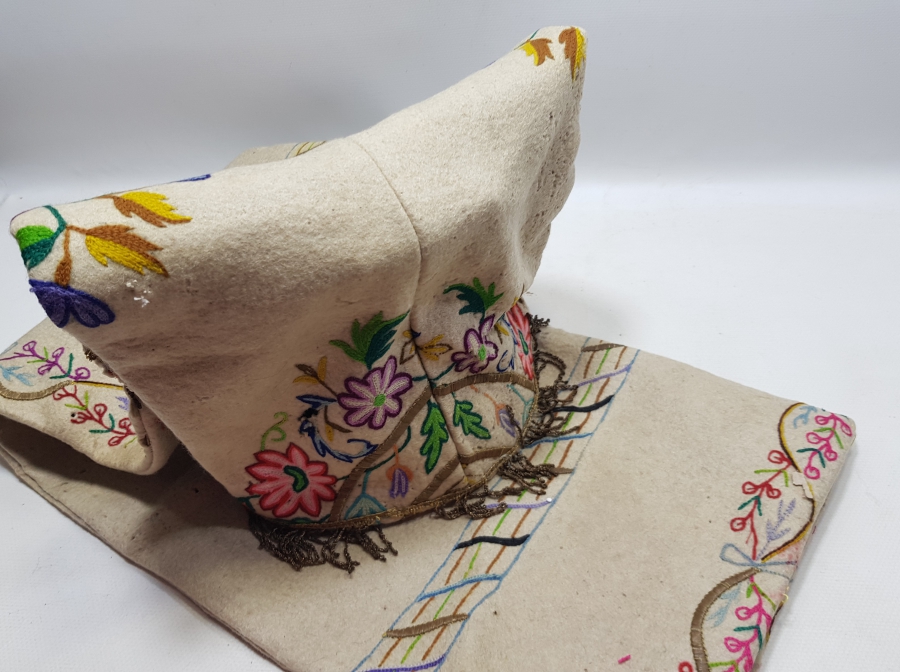 KEÇE ÜZERİ GÜMÜŞ SIRMA VE KÖK BOYA İPLERLE İŞLENMİŞ OSMANLI SON DÖNEM TÖRENLERDE KULLANILAN YENİÇERİ BÖRKÜ