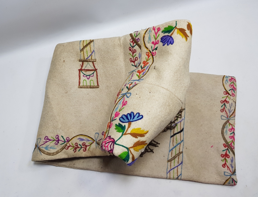 KEÇE ÜZERİ GÜMÜŞ SIRMA VE KÖK BOYA İPLERLE İŞLENMİŞ OSMANLI SON DÖNEM TÖRENLERDE KULLANILAN YENİÇERİ BÖRKÜ