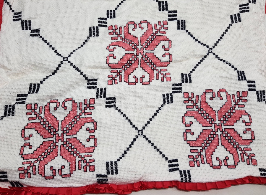 ÜZERİ KANAVİÇE İŞÇİLİKLİ EL YAPIMI ANTİKA MİNDER