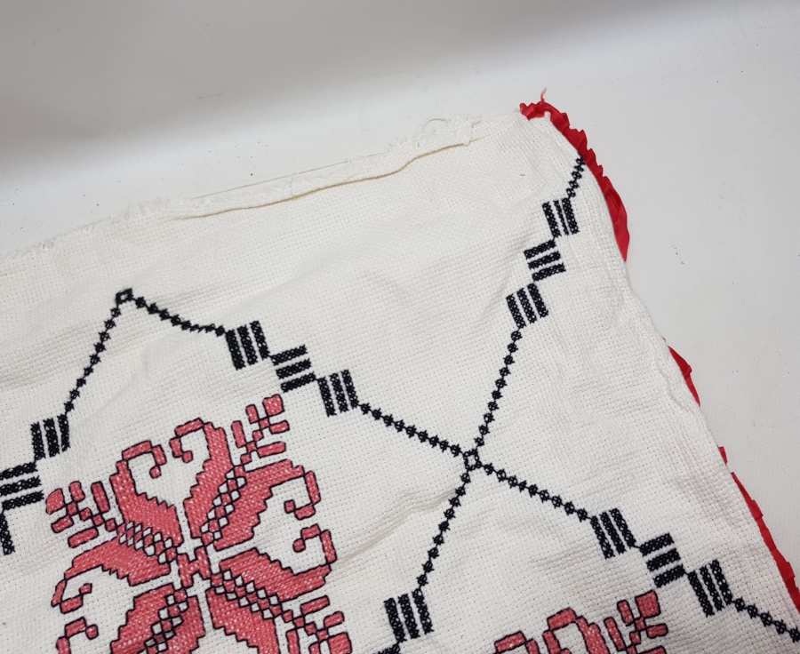 ÜZERİ KANAVİÇE İŞÇİLİKLİ EL YAPIMI ANTİKA MİNDER