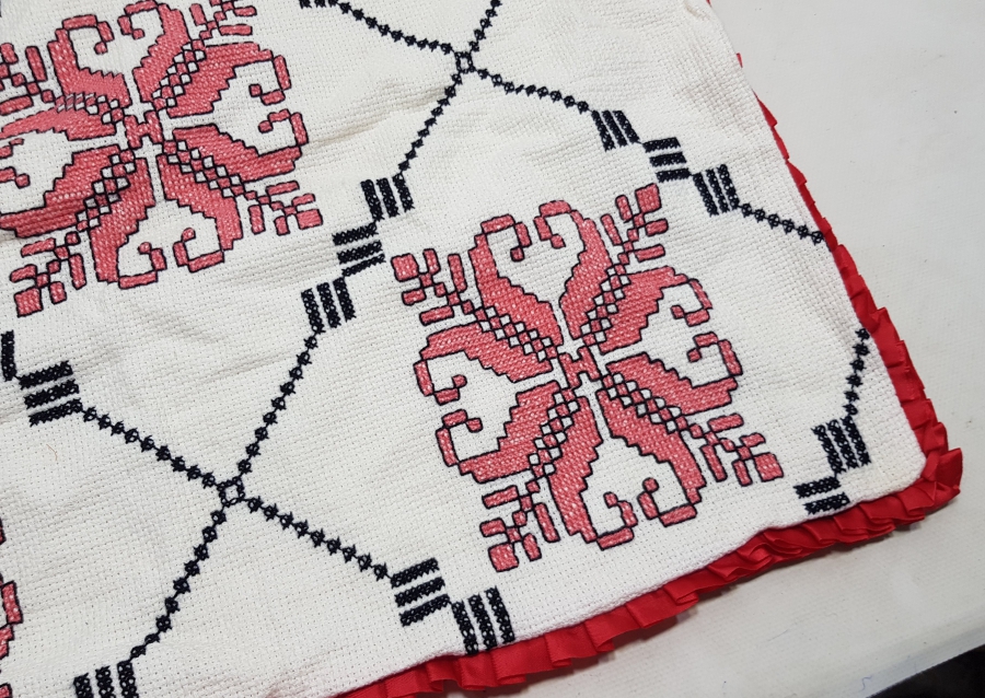 ÜZERİ KANAVİÇE İŞÇİLİKLİ EL YAPIMI ANTİKA MİNDER