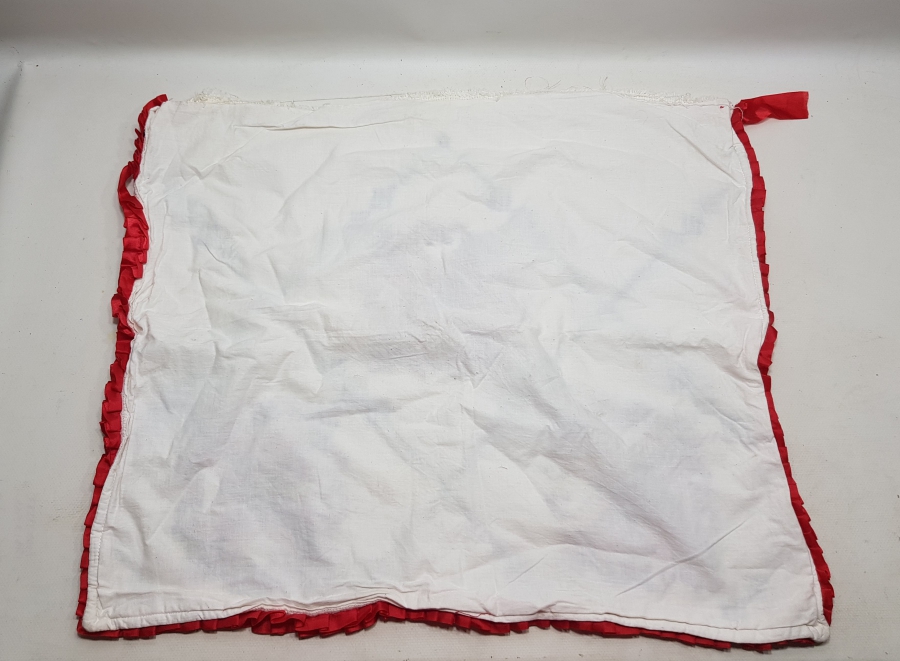 ÜZERİ KANAVİÇE İŞÇİLİKLİ EL YAPIMI ANTİKA MİNDER