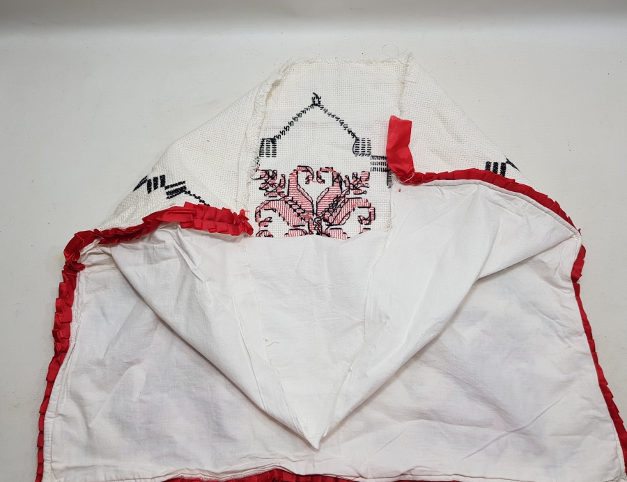 ÜZERİ KANAVİÇE İŞÇİLİKLİ EL YAPIMI ANTİKA MİNDER