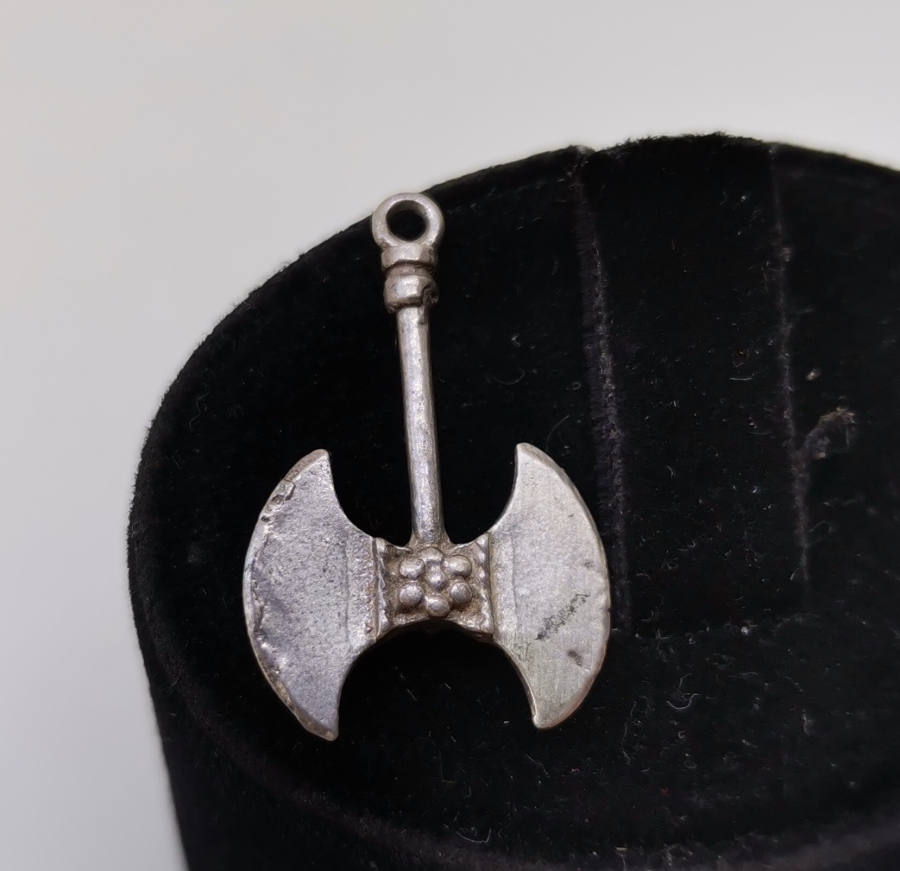 CELLAT BALTASI FORMUNDA YAPILMIŞ GÜMÜŞ KOLYE UCU