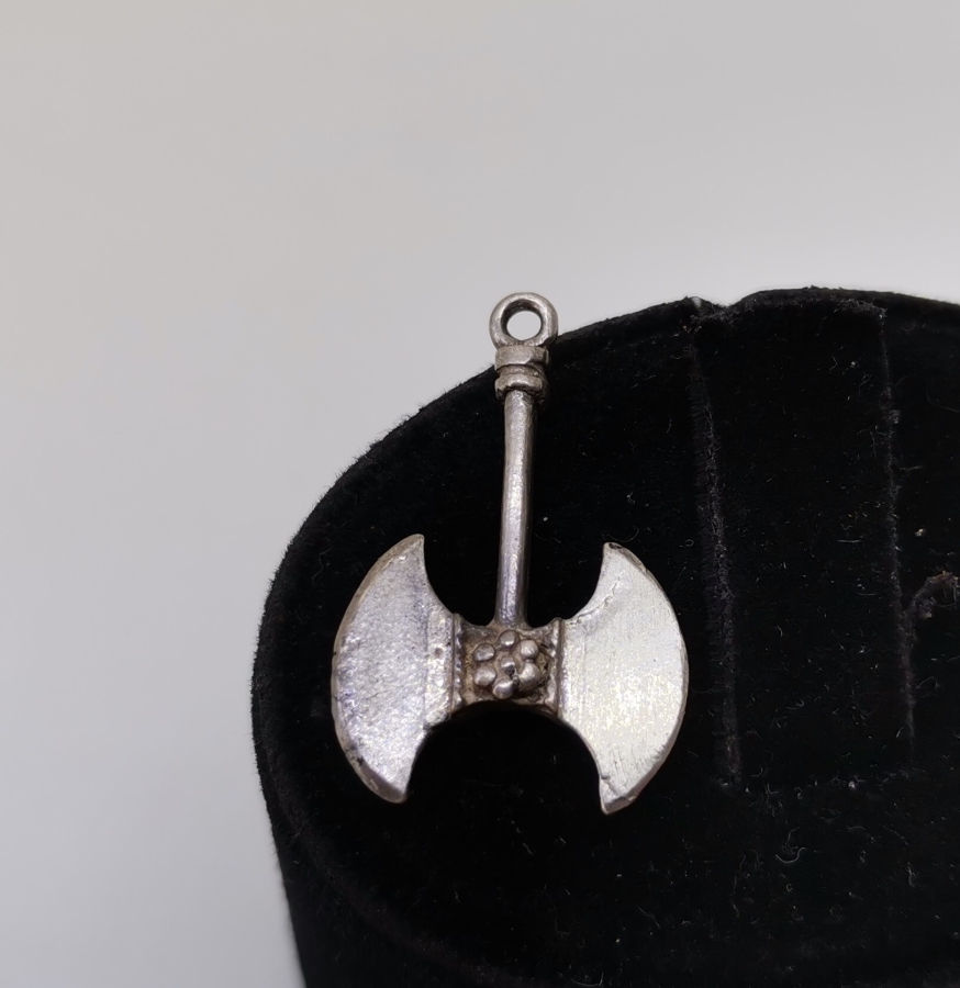 CELLAT BALTASI FORMUNDA YAPILMIŞ GÜMÜŞ KOLYE UCU