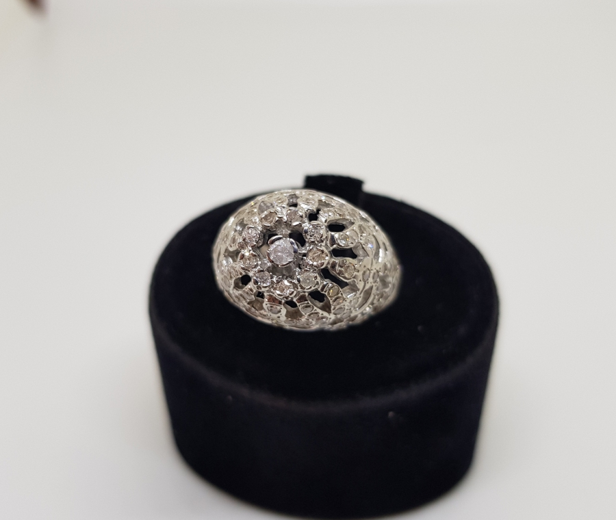 KUBBELİ FORMDA YAPILMIŞ PIRLANTA TAŞLI YÜZÜK