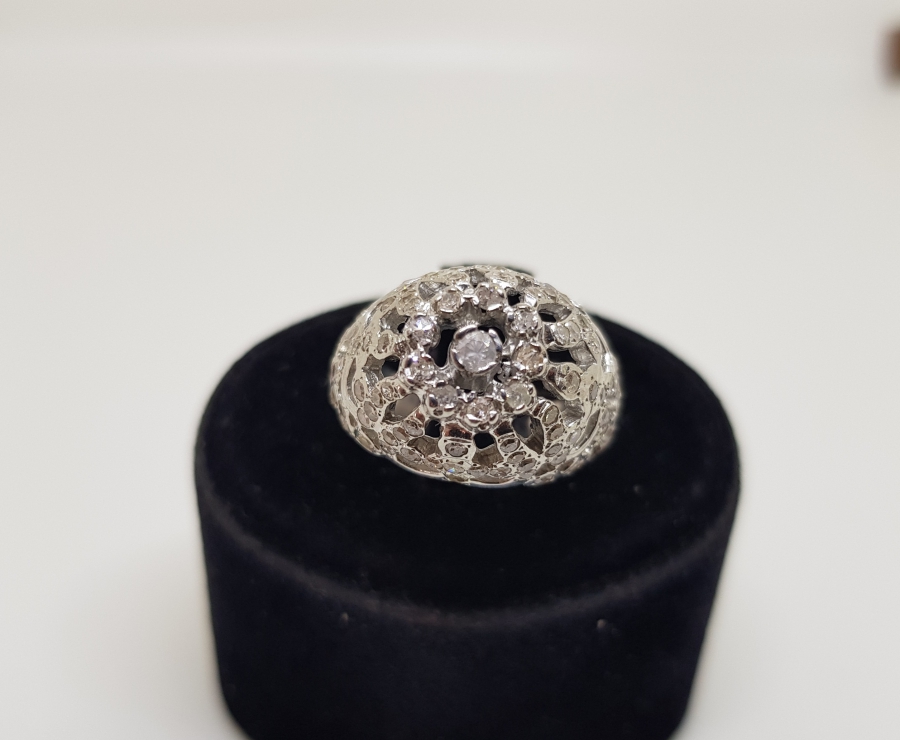 KUBBELİ FORMDA YAPILMIŞ PIRLANTA TAŞLI YÜZÜK