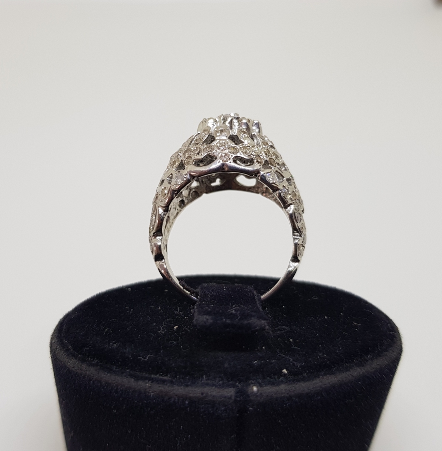 KUBBELİ FORMDA YAPILMIŞ PIRLANTA TAŞLI YÜZÜK