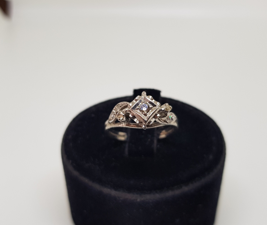 KARE MODEL PIRLANTA TAŞLI YÜZÜK